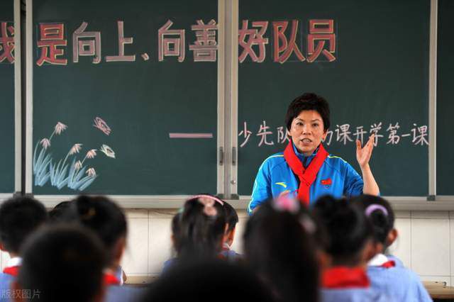 清新的打扮，搭配利落齐肩发，一位都市职场女性跃然图上